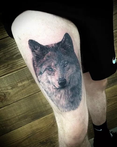 tatouage loup viking jambe