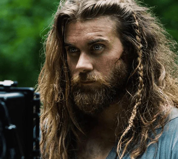 Coiffure homme tresses viking avec des cheveux longs